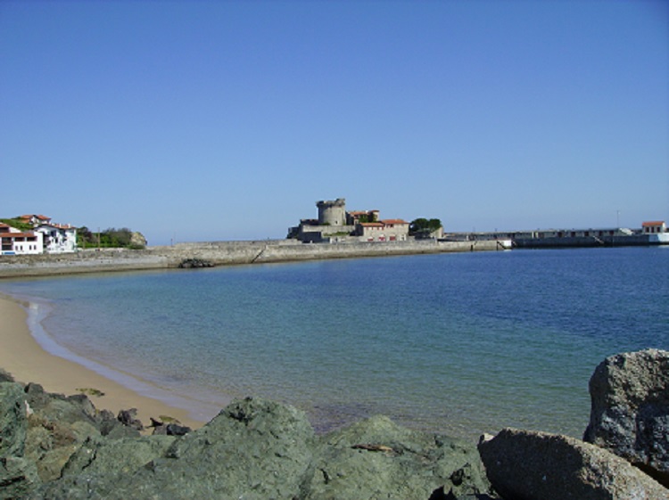 petite plage de Socoa (mer à 200 m du jardin)