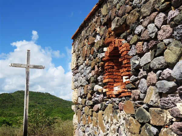 Malgrè les prières et les cierges à la chapelle de la Vierge des marins, située à proximité,  les algues sont toujours là!.jpg