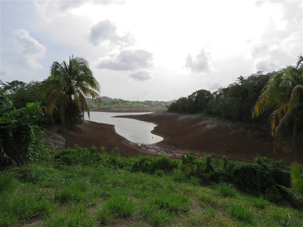 La réserve d'eau de la Manzo pour les agriculteurs du sud de la Martinique est presque épuisée....jpg