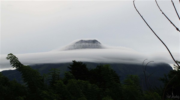 L'alizé a disparu et la montagne Pelée a un élégant chapeau de nuages..jpg