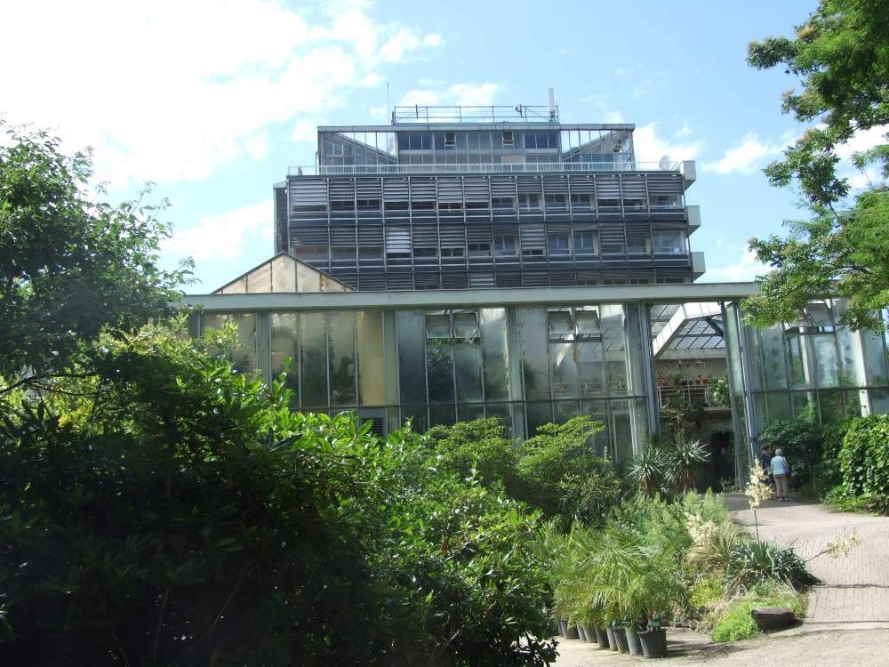 le gros bâtiment botanique et la serre tropicale