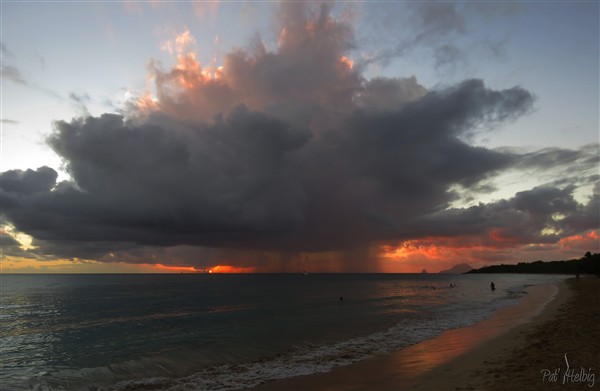 En soirée, après nous avoir  douché à la grande anse des Salines,  ce nuage s'évacue vers le couchant..jpg