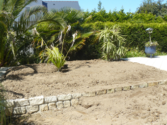 Parterre en cours de remplissage (10,8 tonnes de terre pour 20 m2 et 30cm d'épaisseur.