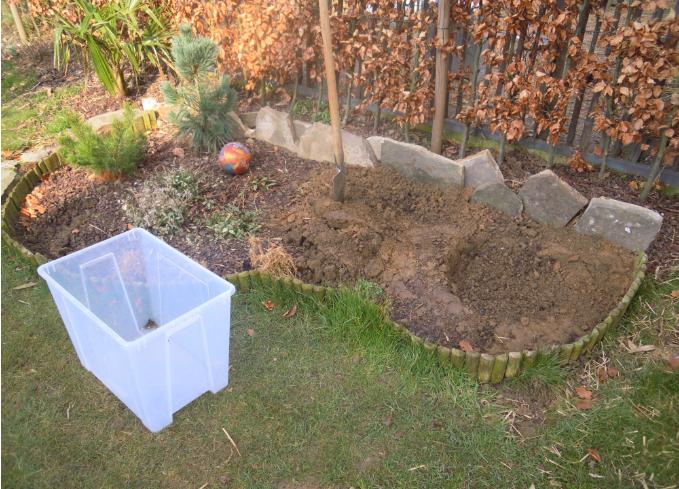 Pierres de la région pour délimiter le jardin sec.