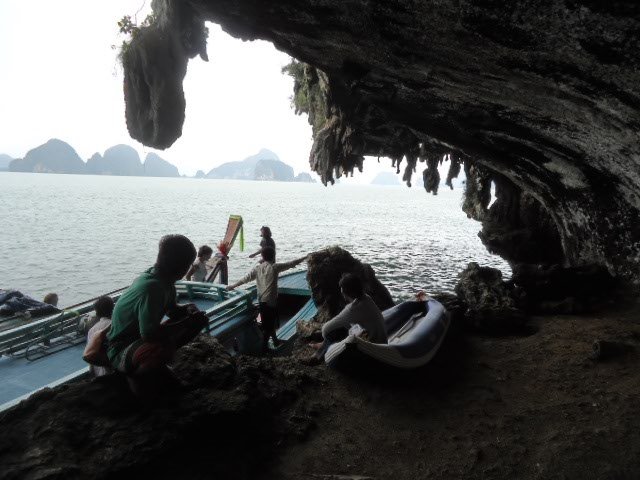 l'entrée d'une grotte qui mène à un lac intérieur