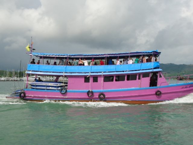gros bateaux qui emportent +- 100 passagers  .