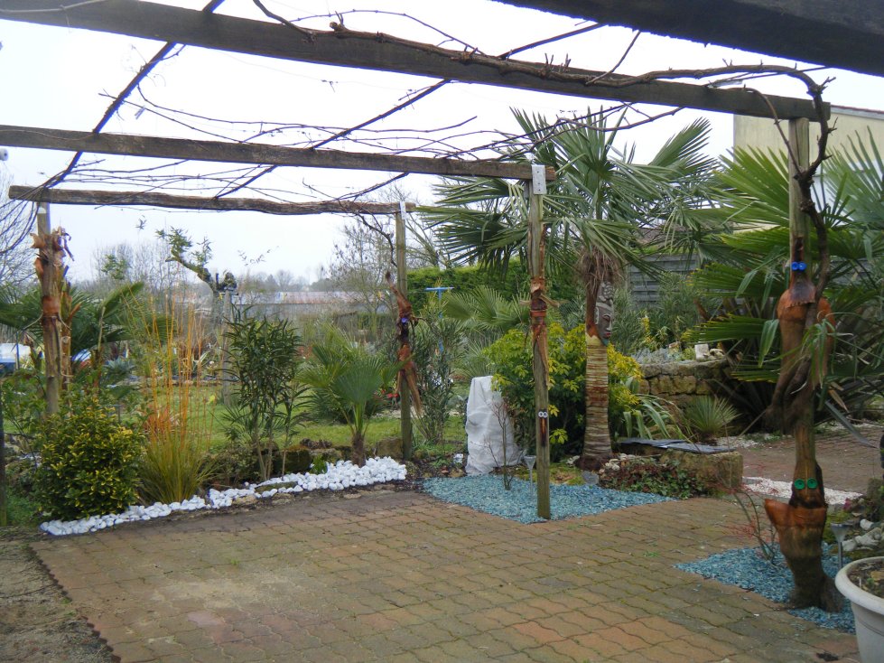 La tonnelle a été surélevé,et des galets ont été déposé pour éclaircir la terrasse.