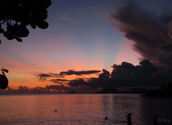 Chaque jour c'est un nouveau spectacle au coucher du soleil et les chanceux contemplent parfois le rayon vert!.jpg