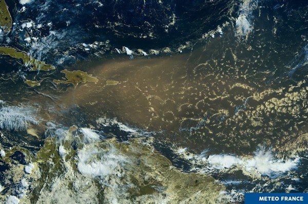 L'arc caribéen voit sa qualité de l'air se dégrader depuis plusieurs jours. En effet, un transport massif de sable s'est mis en place entre l'Afrique et l'Amérique..jpeg