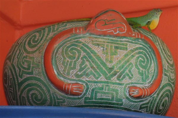Les indiens de l'Oyapock ont su traduire les couleurs de la nature sur cette poterie.  La preuve!.jpg