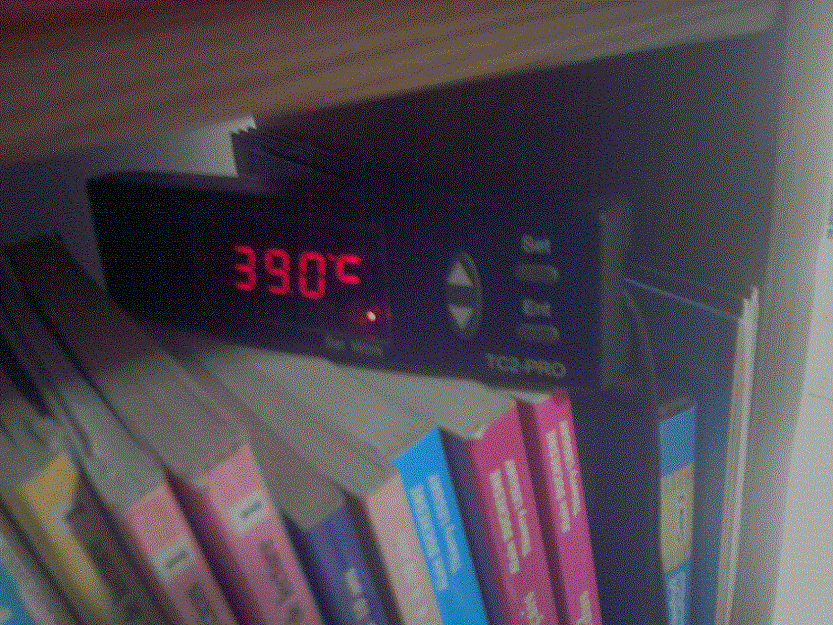 thermostat serre 25 ° nuit 40° jour même modèle que le premier mais réglé en conséquence pour levée les grosses dormeuses qui nécessite plus de chaleur pour sortir du lit lolllllll
